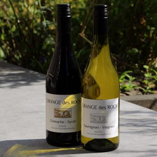 In het zomerpakket: Wijnen van Grange des Rocs uit Frankrijk, Languedoc-Roussillon De rode wijn heeft een donkerrode paarse kleur. Het is ronde en fruitige rode wijn. Ideaal om zo te drinken maar ook heerlijk om te combineren met eten. De witte wijn heeft een mooie goudgele kleur. Aroma’s van perzik, abrikoos en citroen maken dat je zin krijgt in de eerste slok. Heerlijk fris en goed in balans. Ideaal voor de zomer. De Grange des Rocs wijnen worden gemaakt onder de supervisie van Claude Serra. Door zijn kennis en ervaring is deze wijnmaker in staat om wijnen te maken van meerdere druivensoorten die goed in balans zijn. De druiven voor de rode wijn komen van een wijngaard vlakbij Montpellier. De grond bestaat hier voornamelijk uit klei met kiezelstenen. De druiven voor de witte wijnen komen van een wijngaard aan het meer van Thau. Hier bestaat de grond voornamelijk uit steentjes en zand. #wijnvankees #seizoenswijn #wijnabonnement #wijnenwijnenwijnen #wijnen #fransewijn #grenache #syrah #sauvignon #viognier #grangedesrocs