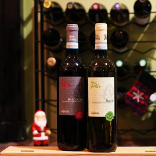 In het winterpakket Heerlijk ontdekken: Wijnen van Torre del Falasco uit Italië, Veneto. De rode wijn is gemaakt van de Corvina en Rondinella druif, veel voorkomende druiven in Veneto. De wijn heeft een lichte robijnrode kleur. In de neus heel fruitig en een beetje bloemig. In de afdronk een klein bittertje. Vriendelijke en soepele wijn die goed in balans is. De witte wijn is strogeel van kleur. Delicate geur van appelen, grapefruit en kruiden. Zachte en ronde wijn met indrukken van lychee en amandelen. Volle en zachte afdronk, kenmerkend voor de klassieke Soave. Veneto is uitgegroeid tot één van de grootste wijngebieden van Italië (na Sicilië en Apulië). In het centrum van dit wijngebied liggen de wijngaarden waar het fruit voor de wijnen van Torre del Falasco wordt verbouwd. Deze wijnen worden gemaakt door de coöperatie Cantina Valpantena. De wijngaarden zijn gelegen in Valpantena, een vallei ten noordoosten van Verona. De bodem in deze vallei is gunstig voor wijnbouw en de wijngaarden profiteren van een koele wind die door de vallei waait. Hierdoor kunnen de druiven in de zomer voldoende afkoelen en behouden de wijnen een frisse smaak. #wijnvankees #seizoenswijn #wijnabonnement #wijnenwijnenwijnen #wijn #wijnen #corvina #rondinella #garganega #torredelfalasco #italiaansewijn