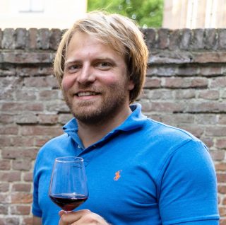 Meet the team: dit is Elwin. Elwin is de hoofd wijninkoper en zorgt ieder seizoen weer dat er heerlijke wijnen in de pakketten geleverd worden. Menig wijnconnaisseur is jaloers op de hoeveelheid wijndiploma's die Elwin op zak heeft.. #wijn #wijnenwijnenwijnen #wijnvankees #seizoenswijnen #wijnabonnement