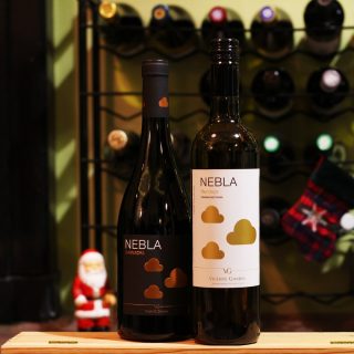 In het winterpakket Heerlijk ontdekken: Wijnen van Vicente Gandía uit Spanje, Castilla y León. De rode wijn heeft een mooie diep rode kleur. Je ruikt zon-doorstoofd fruit en een vleug vanille. De wijn is mooi rood en heeft zachte tannines. Deze wijn past goed bij een Kerstdiner met een mooi stuk vlees. De witte wijn heeft een aantrekkelijke strogele kleur met groene tinten. Je ruikt venkel en vers gemaaid gras in combinatie met tropisch fruit. Volle en fruitige wijn met frisse zuren. Om er voor te zorgen dat beide wijnen de nodige frisheid behouden worden de druiven voor deze wijnen nachts en in de vroege ochtend geoogst. Dit zie je terug op de etiketten waar de wolken verwijzen naar de vroege ochtendnevel als de nacht plaats maakt voor de ochtendzon. Vicente Gandía is een oude wijnproducent, opgericht in 1885 te Valencia. Het is een familiebedrijf en inmiddels heeft de vierde generatie de leiding in handen. Het wijngoed van Vincente Gandía is het grootste wijngoed van Valencia. Door deze wijnproducent worden veel verschillende wijnen gemaakt. Ze heeft internationaal een goede reputatie en de wijnen worden dan ook in veel verschillende landen en continenten verkocht. #wijnvankees #seizoenswijn #wijnabonnement #wijnenwijnenwijnen #wijn #wijnen #tempranillo #Verdejo #spaansewijn
