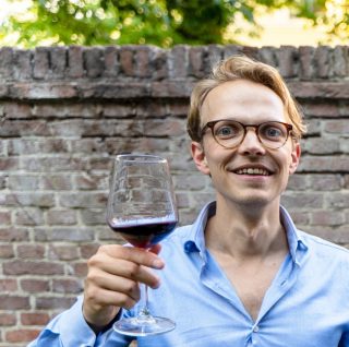 Meet the team: dit is Ruben. Hij heeft niet alleen een neusje voor goede en spannende wijnen, maar Ruben kan ook voortreffelijk koken. Het liefst probeert hij deze twee liefdes uitstekend te combineren in mooie wijn-spijs-combinaties. Daarnaast denkt hij graag met je mee met wijn-op-werk en wijn-in-de-horeca gerelateerde zaken. #wijn #wijnenwijnenwijnen #wijnvankees #seizoenswijnen #wijnabonnement